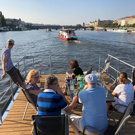 Houseboat Bonanza - Bed & Cruise Prága