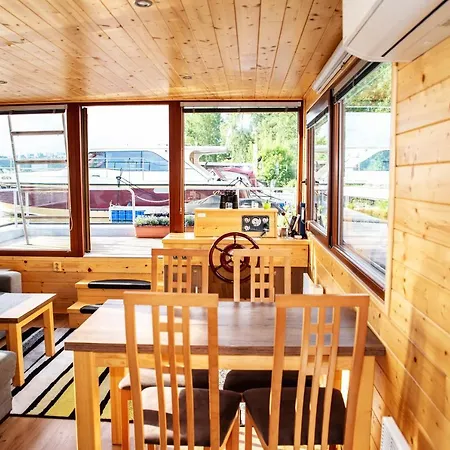 Houseboat Bonanza - Bed & Cruise