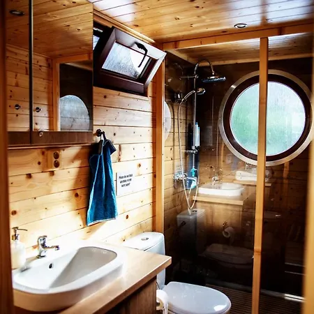 Houseboat Bonanza - Bed & Cruise Úszó hotel