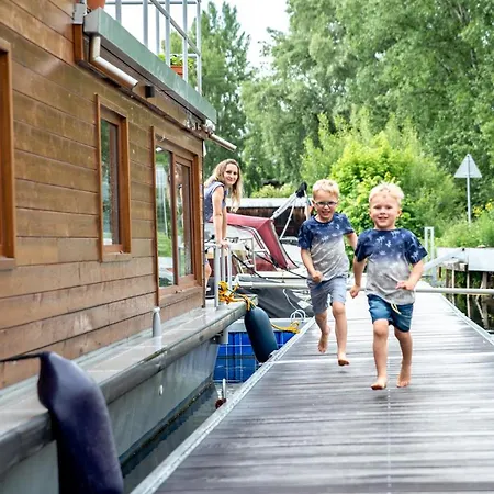 Houseboat Bonanza - Bed & Cruise